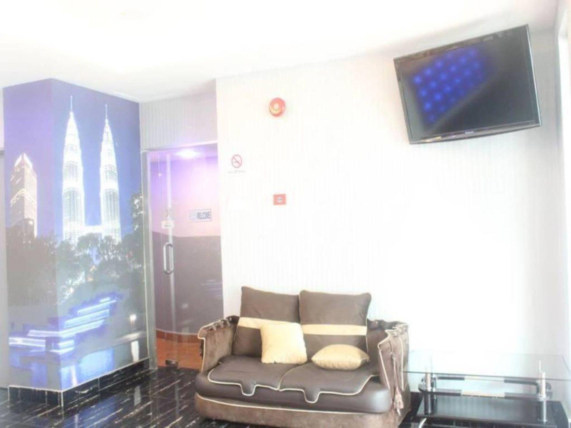 Oyo 176 Hotel Q Inn Petaling Jaya Dış mekan fotoğraf