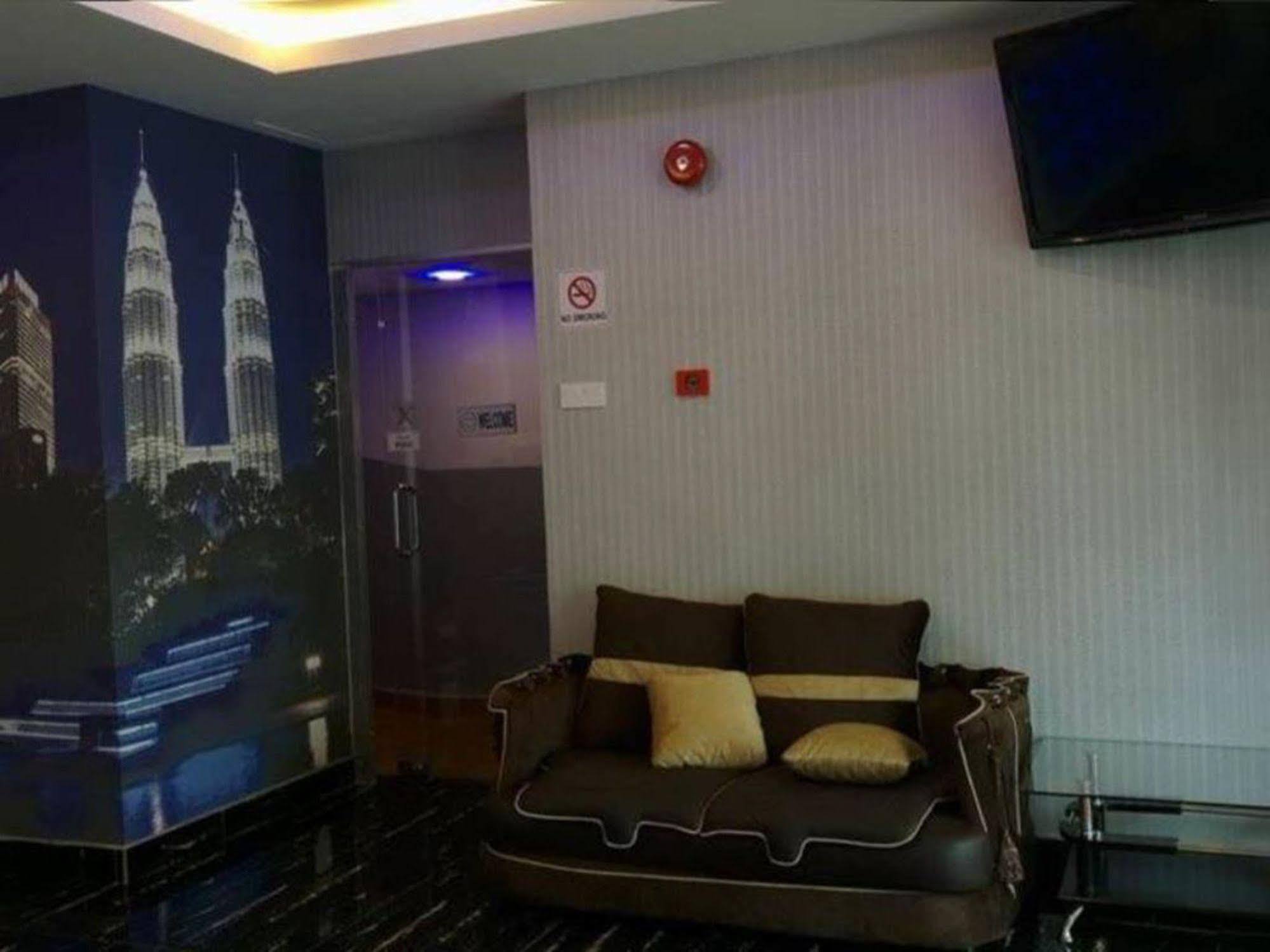 Oyo 176 Hotel Q Inn Petaling Jaya Dış mekan fotoğraf