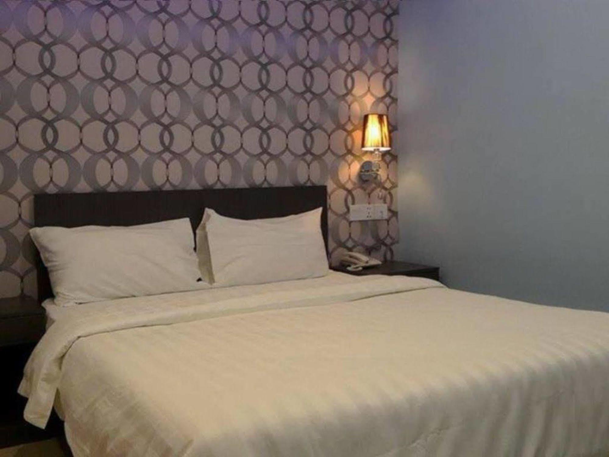 Oyo 176 Hotel Q Inn Petaling Jaya Dış mekan fotoğraf