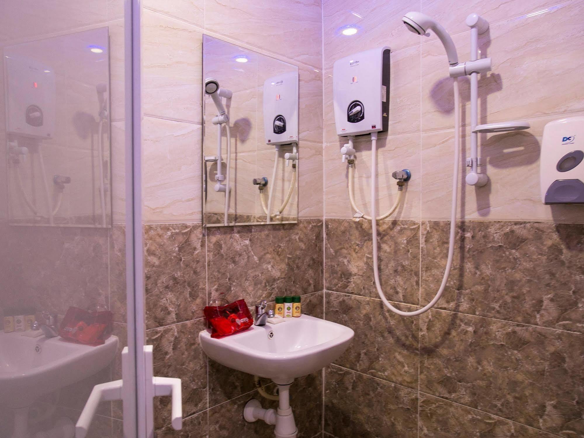 Oyo 176 Hotel Q Inn Petaling Jaya Dış mekan fotoğraf