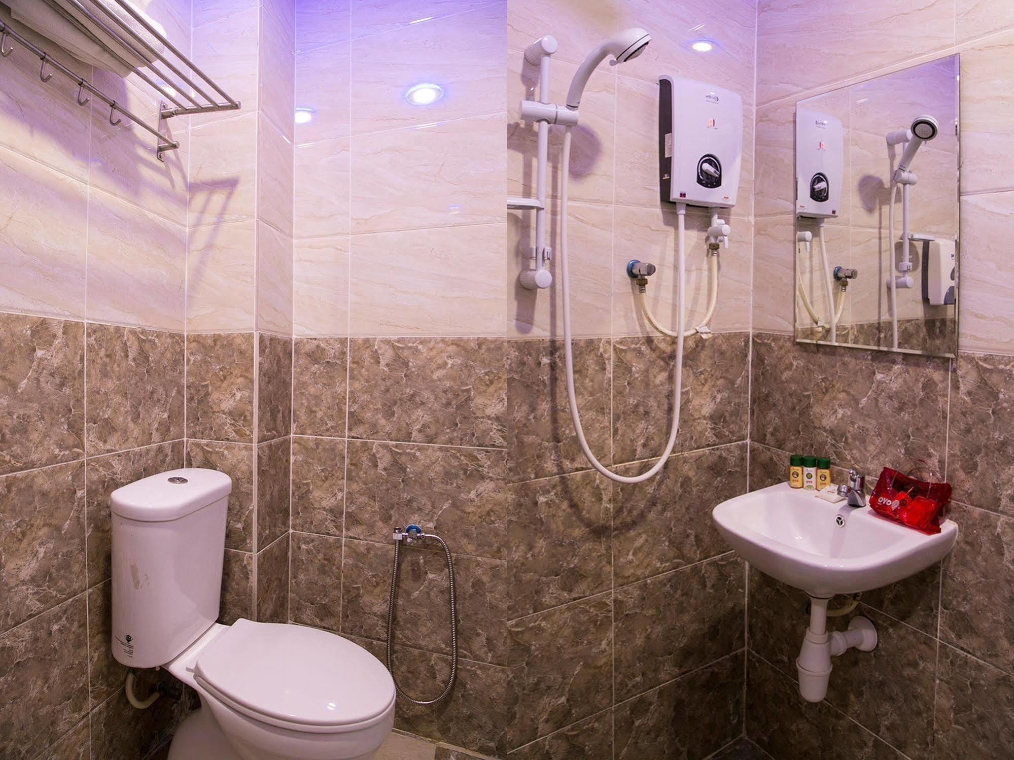 Oyo 176 Hotel Q Inn Petaling Jaya Dış mekan fotoğraf